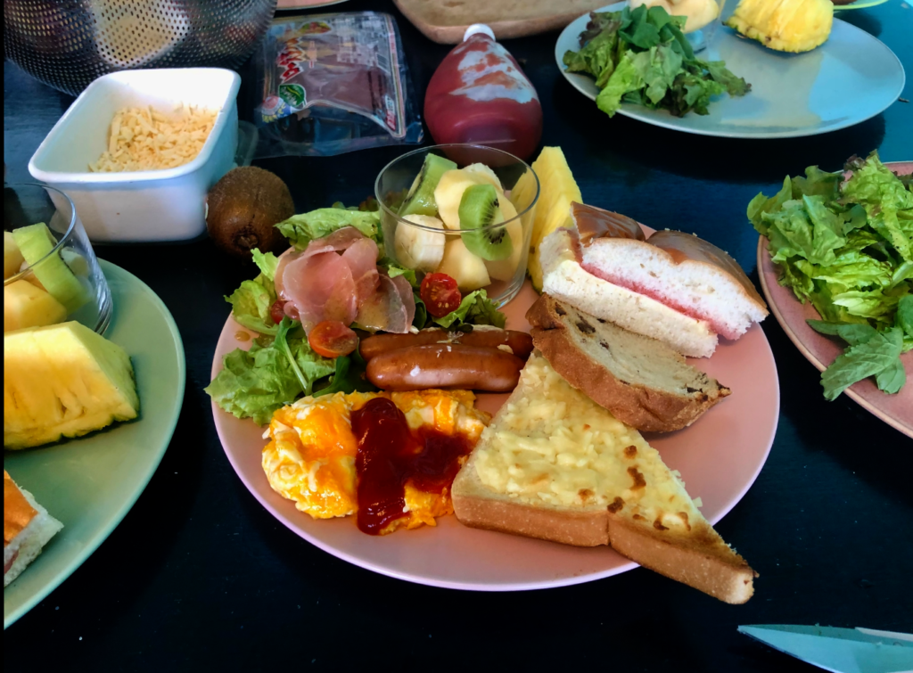 Hotel MOANAの朝食、大島の地元食材を使ったヘルシーな一皿