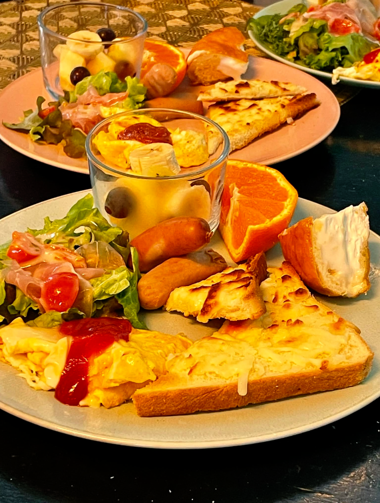 Hotel MOANAの朝食、大島の地元食材を使ったヘルシーな一皿